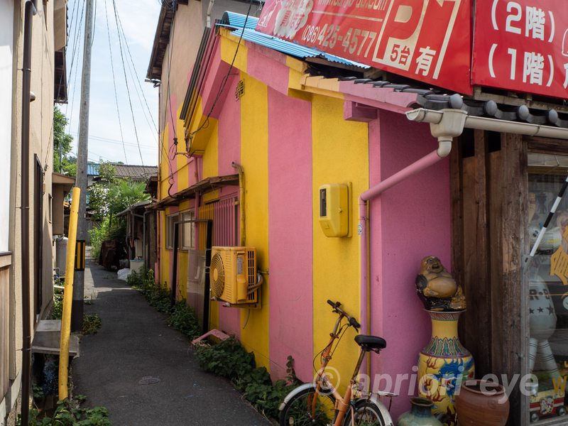 倉敷貯金箱博物館の黄色とピンク色に塗られた色鮮やかな建物