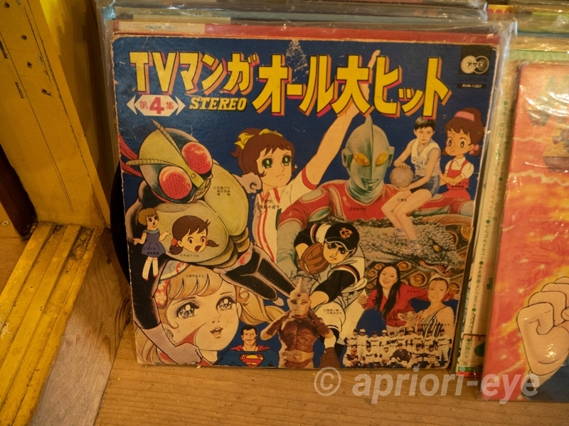 倉敷おもちゃ博物館に展示されている昭和時代のアニメの主題歌のレコード