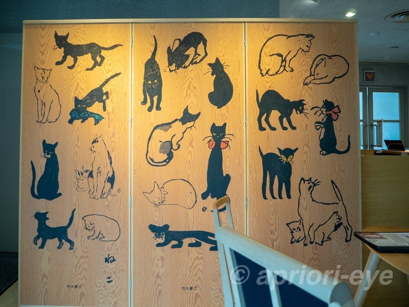 夢二郷土美術館の黒の助の部屋がある展示室の猫アート