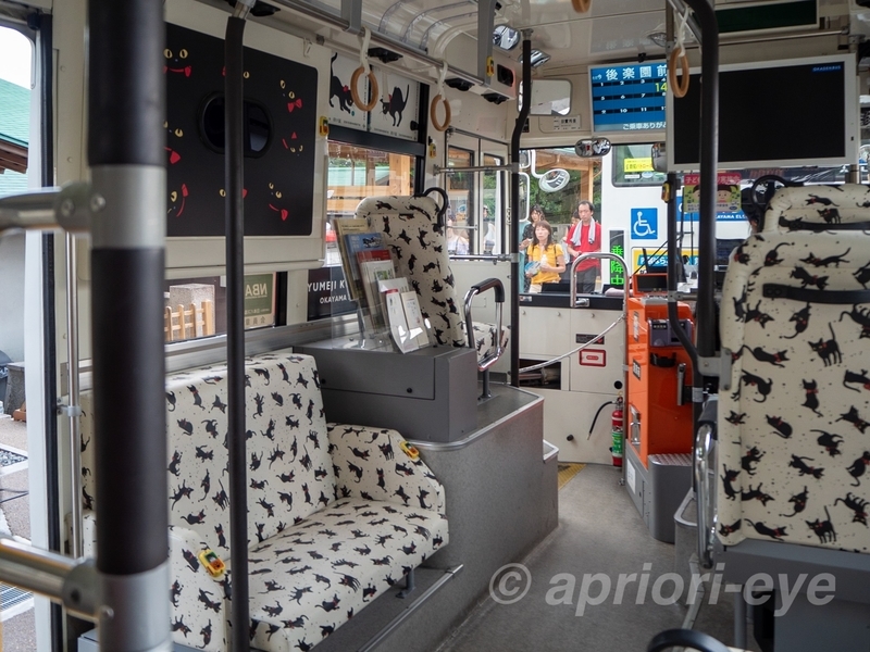 黒猫だらけの夢二黒の助バスの車内