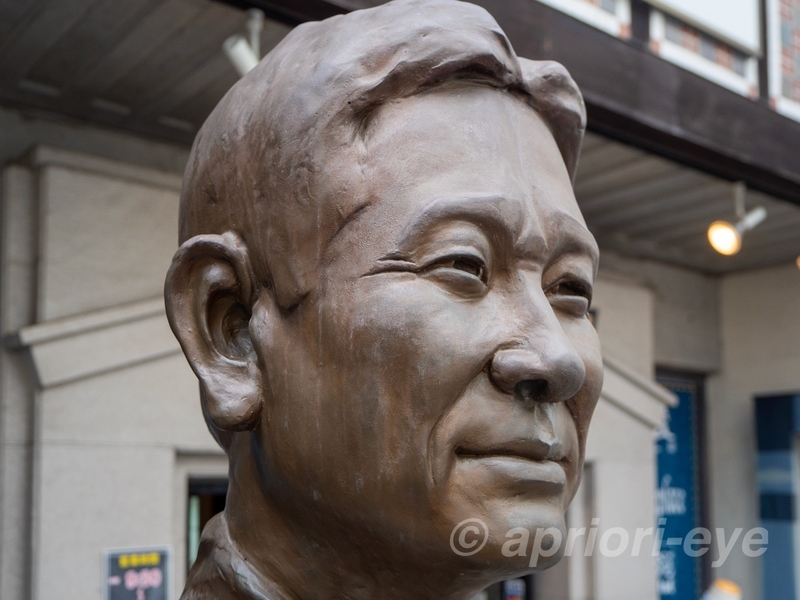 倉敷デニムストリートの奥にある星野仙一記念館の前に立つ星野仙一のブロンズ像