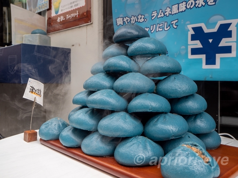 倉敷デニムストリートの店頭に置かれた青い色をしたデニムまん