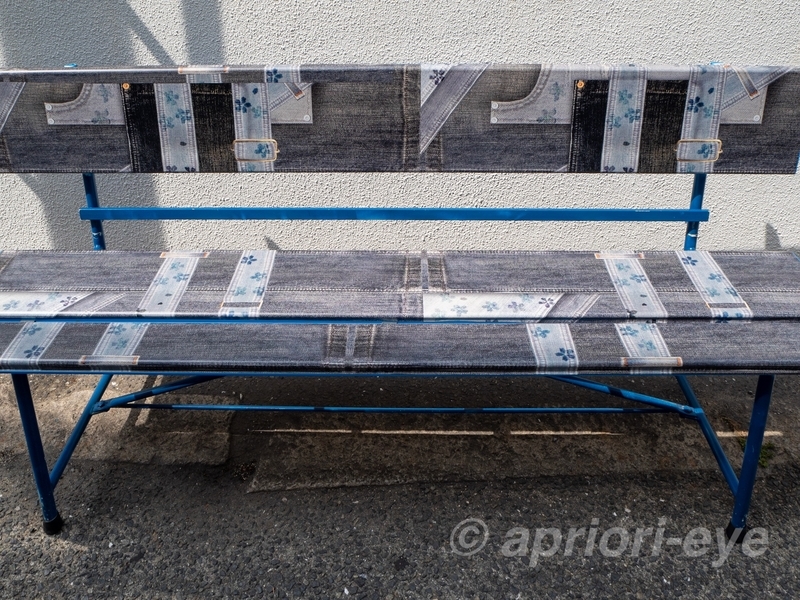 倉敷デニムストリートにあるデニム風のデザインのベンチ