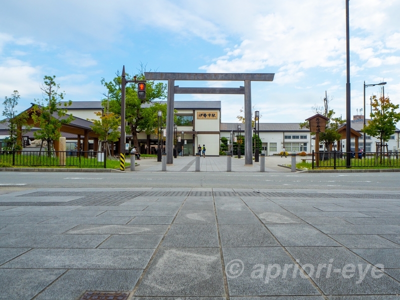 伊勢市駅前の鳥居