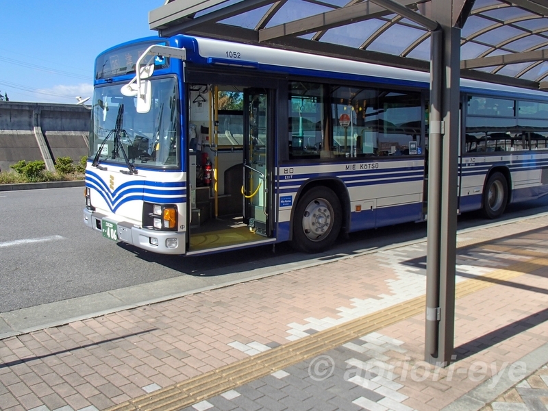 津駅行きの青と白のバス