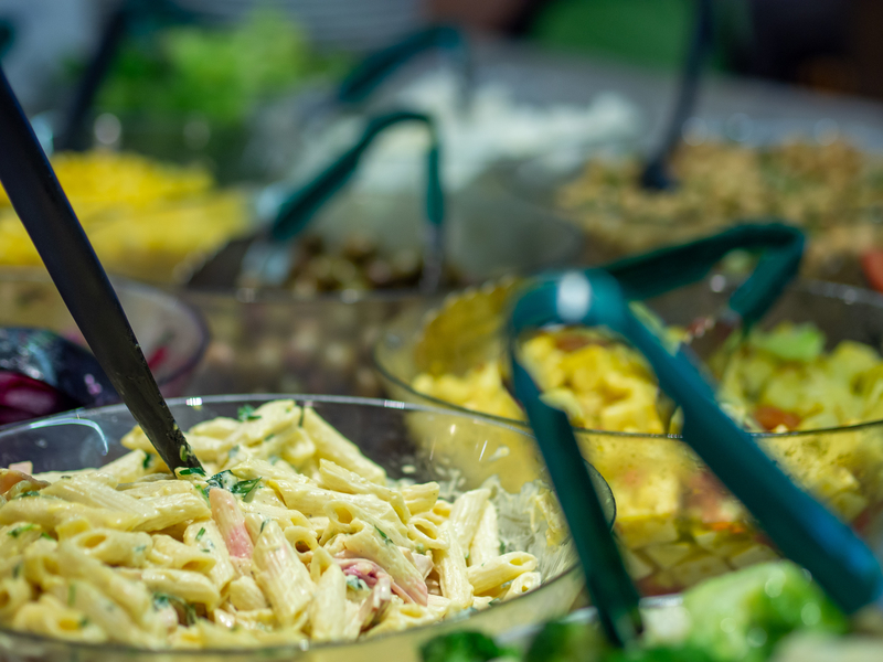 アテネ国際空港にあるフードコート内のサラダバー