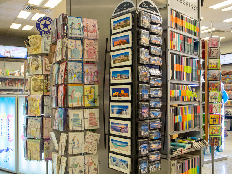 アテネ国際空港の出発階にある本屋兼土産物屋