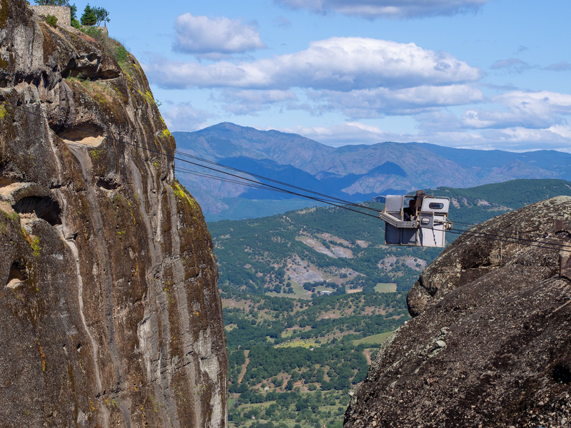 メテオラのメガロ・メテオロン修道院の奇妙なロープウェイ