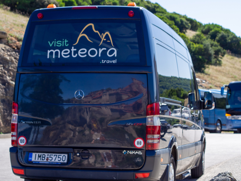 メテオラ半日観光ツアーで使用されるミニバン