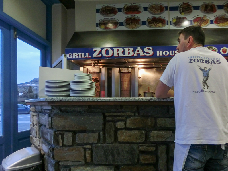 パロス島パリキアにあるレストラン「Zorbas」の陽気なスタッフ