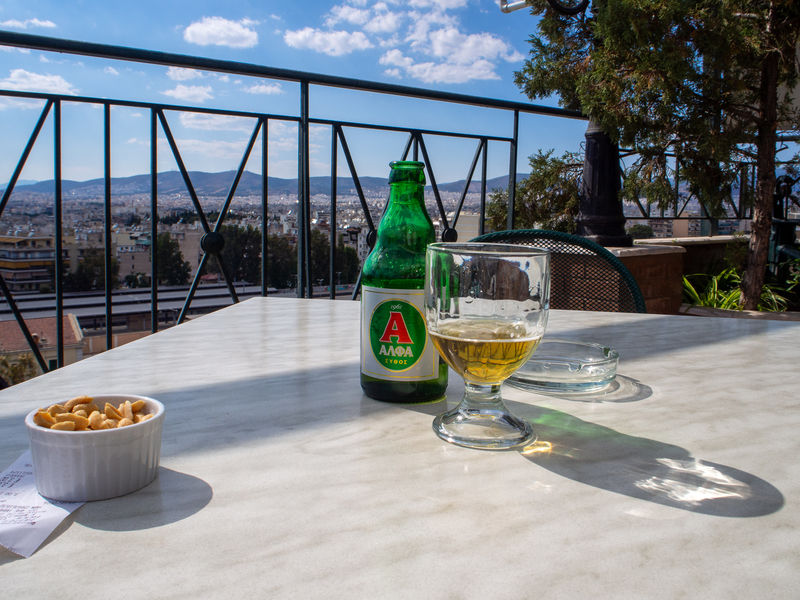 アテネ駅前にあるオスカーホテルの屋上にある「Apollon Roof Garden」のテーブルに置かれたビール