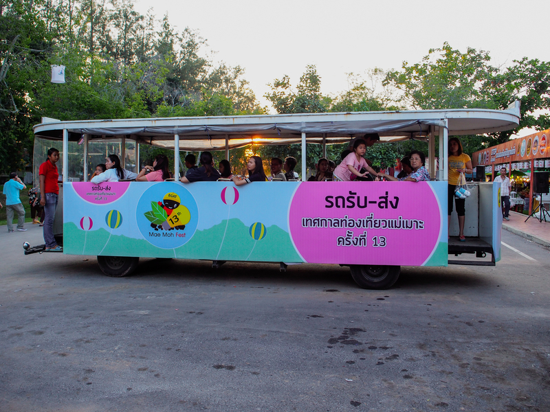 スコータイ遺跡公園を走るトラム