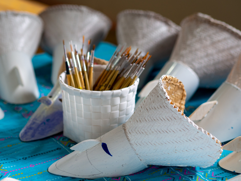 ダーンサーイ郷土博物館に展示されている色を塗る前の白いピーターコーンの仮面