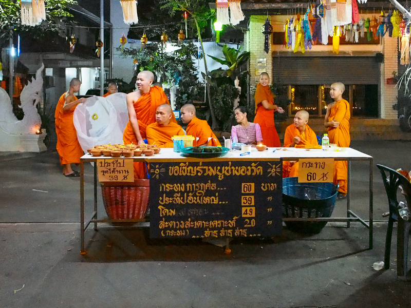 チェンマイのお寺でクラトンとコムローイを売る少年僧