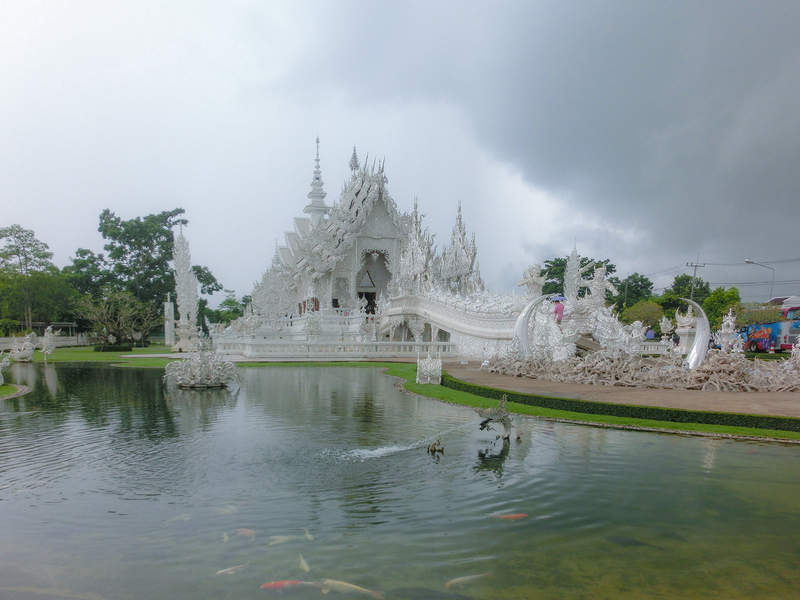 チェンライにあるホワイトテンプル（White Temple）。タイ語の名称はワット・ロン・クン（วัดร่องขุ่น）