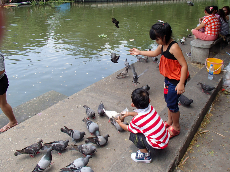タイの子供たちに混じってタンブンを行う