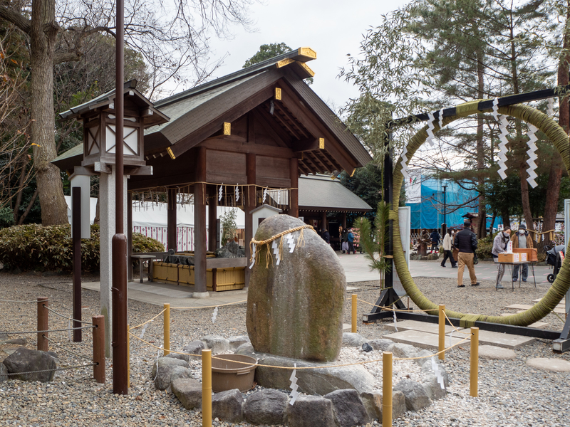 櫻木神社の芽の輪くぐりをする大きな円形のしめ縄