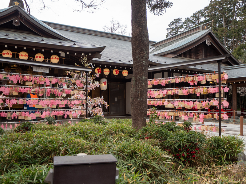 櫻木神社の建物とピンク色の絵馬