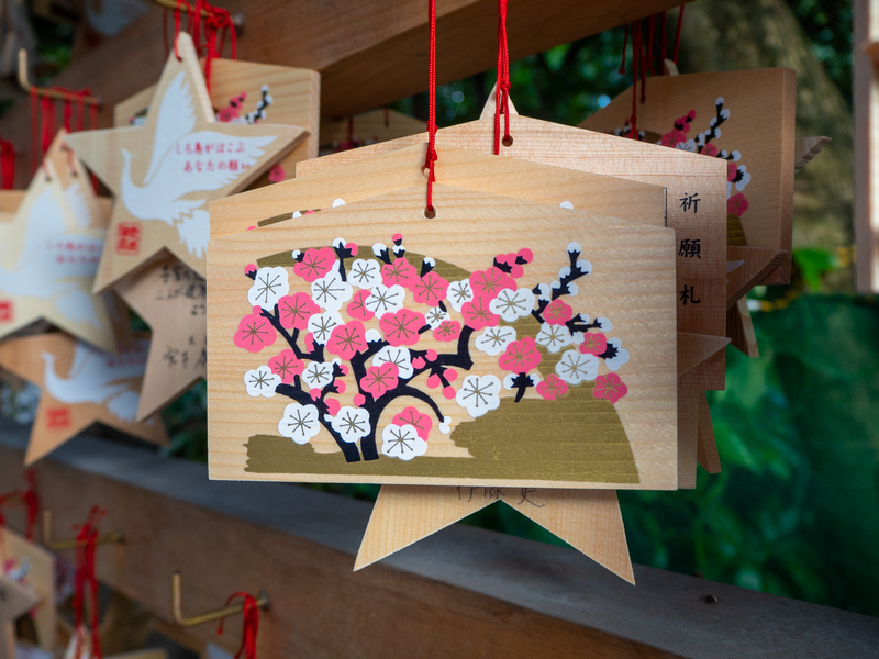 梅の絵が描かれた熱田神宮の絵馬