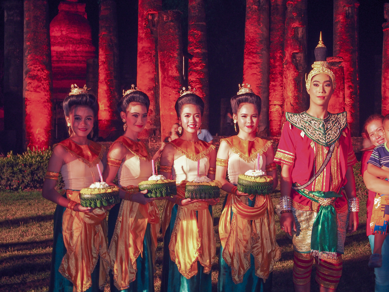 スコータイ遺跡公園で行われるロイクラトン祭りの光と音のミュージカルショーの出演者と記念撮影