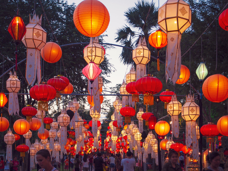 スコータイのロイクラトン祭りを彩る提灯