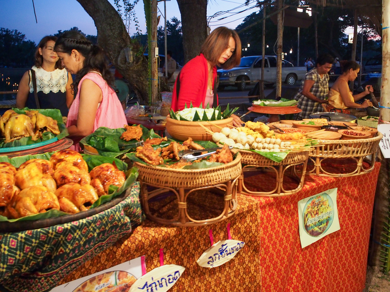 スコータイ遺跡公園内に出店しているロイクラトン祭りの屋台。焼いた鶏などを売っている