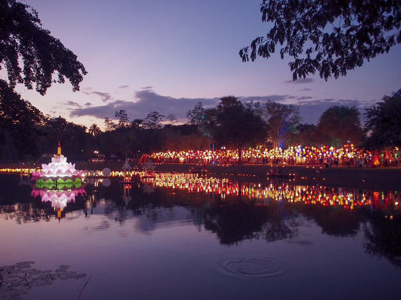 ロイクラトン祭りでライトアップされたスコータイの遺跡公園