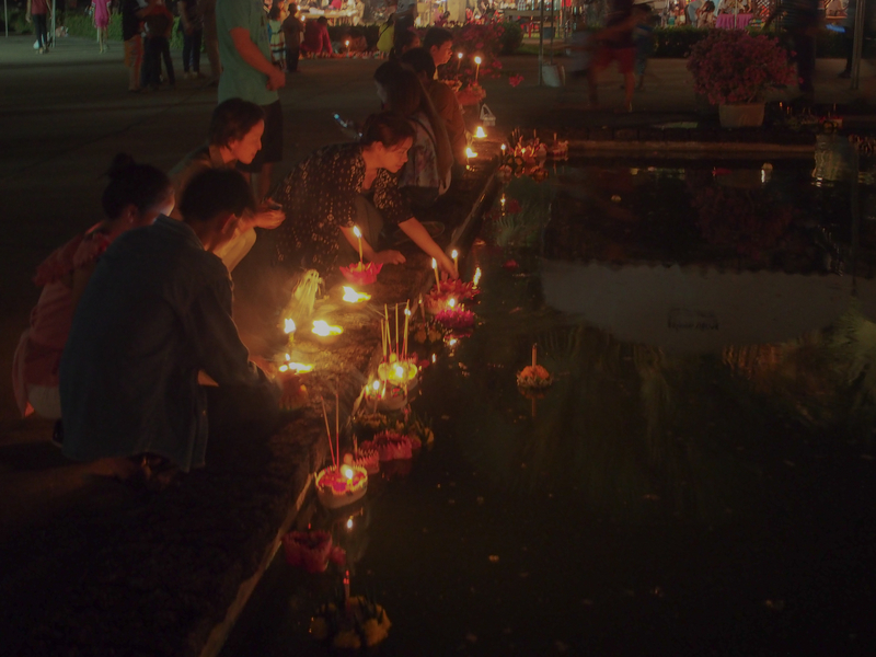 スコータイのロイクラトン祭りで池に灯籠を流す人々