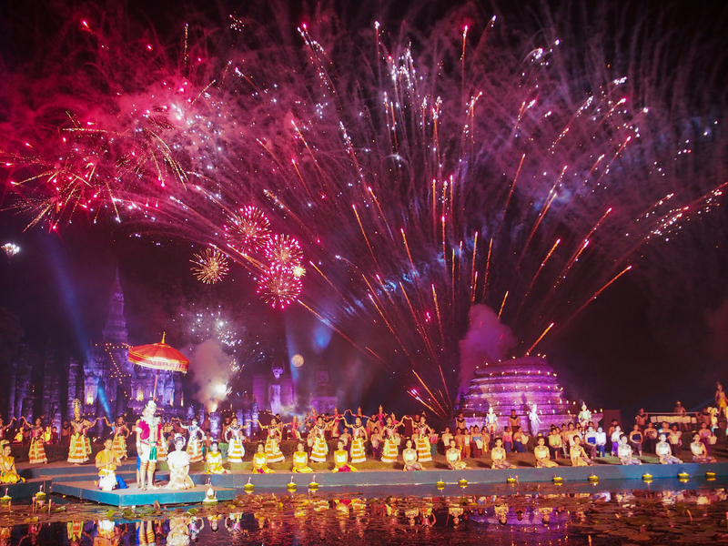 スコータイ遺跡公園で行われるロイクラトン祭りの光と音のミュージカルショー