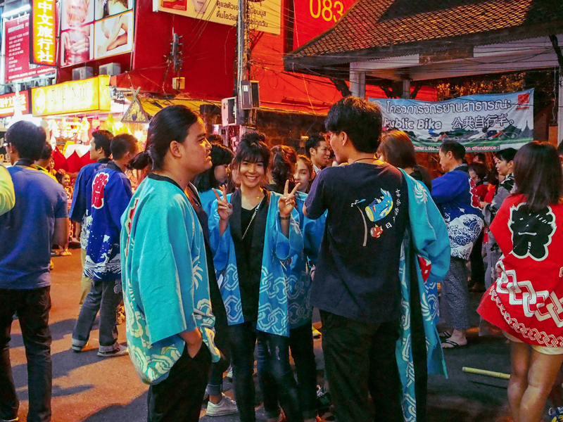チェンマイのロイクラトン祭りのパレードに参加する日本チーム