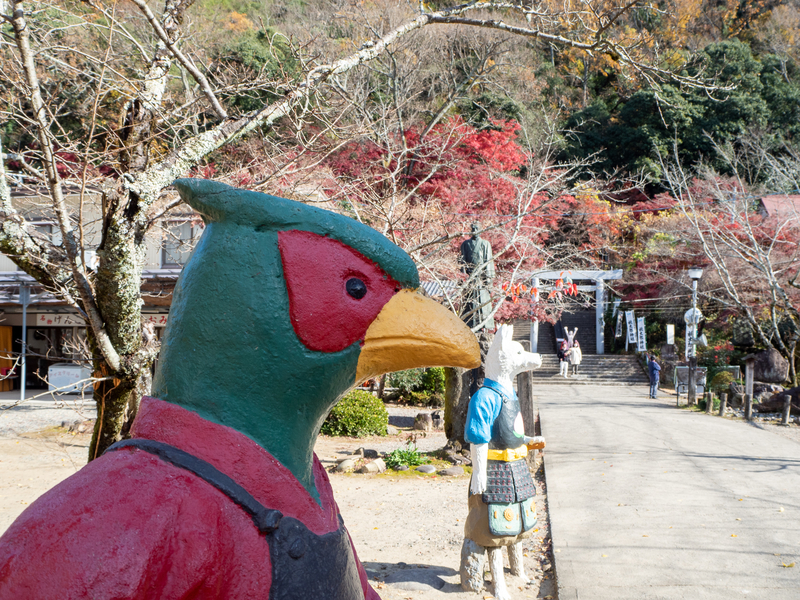 犬山市にある桃太郎神社の入口近くにある人間のようにデフォルメされた雉の人形