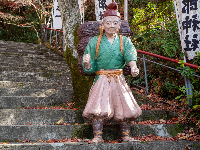 犬山市にある桃太郎神社にある桃太郎のおじいさんの人形。背中に雑木を背負っている