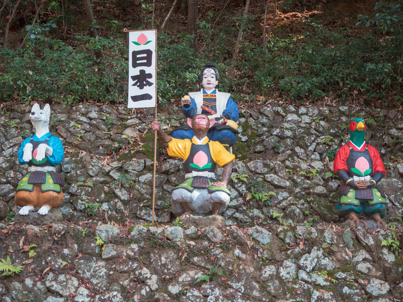 犬山市にある桃太郎神社にある桃太郎の人形。桃太郎の前には犬、雉と「日本一」と書かれたのぼりを持った猿の人形もある