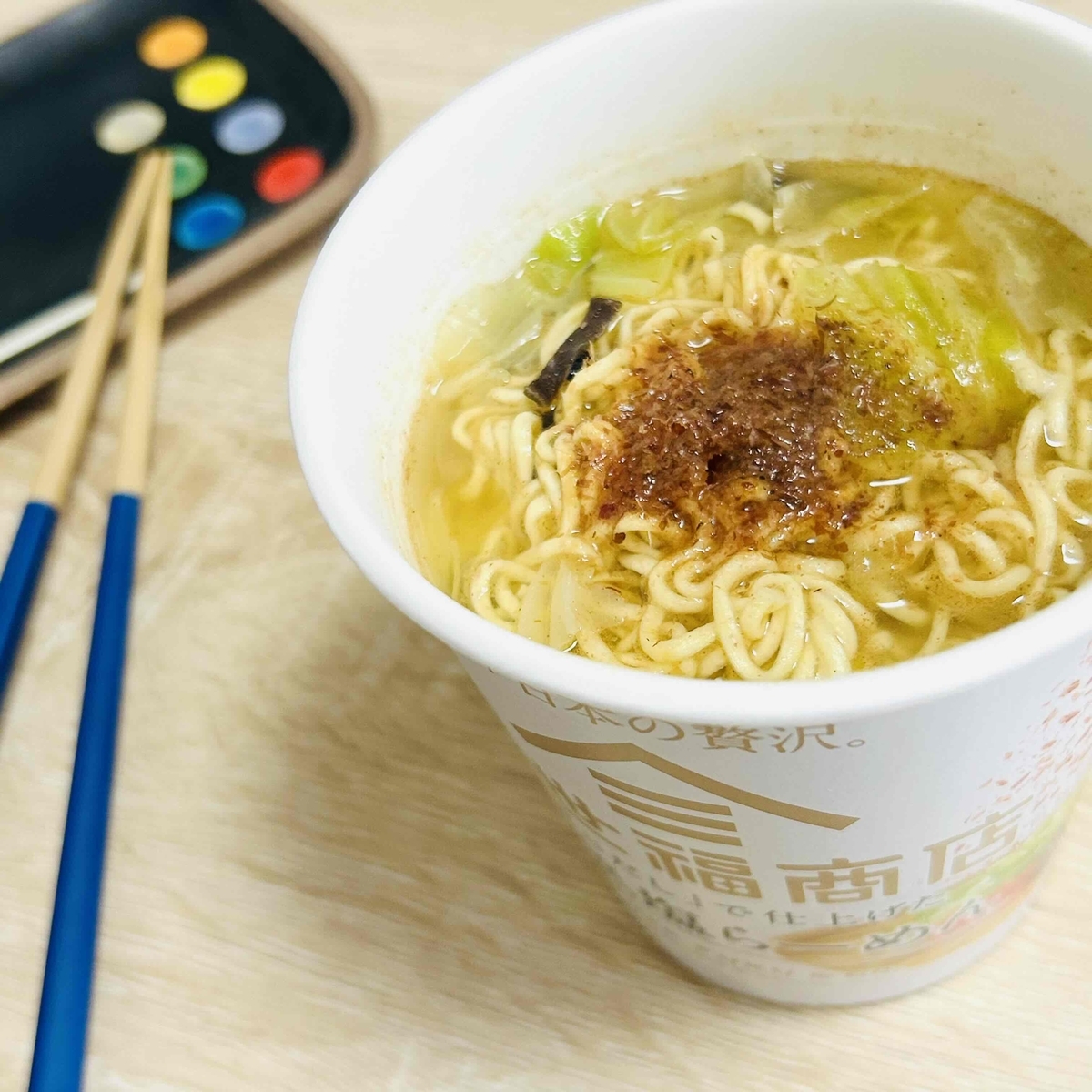 久世福商店の和風塩らーめんに付属の鰹節をかけた写真