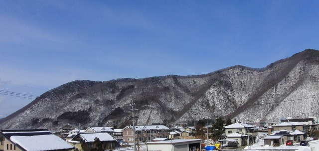 東山の斑雪