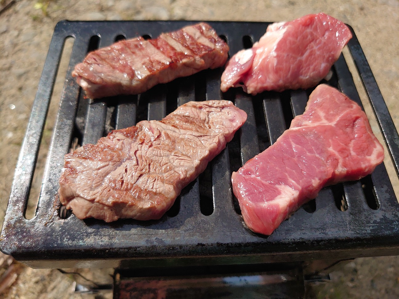 コンパクトなコンロ兼焚き火台笑 Sのb 6君を使って またまたひとり焼肉やってみた 更にご飯を炊いてカレーも 石川県の片隅からこんにちは