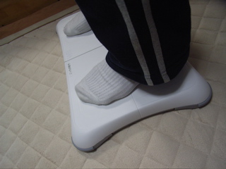 長男の足とWii Fit（私と大差ない、でかい足だー）