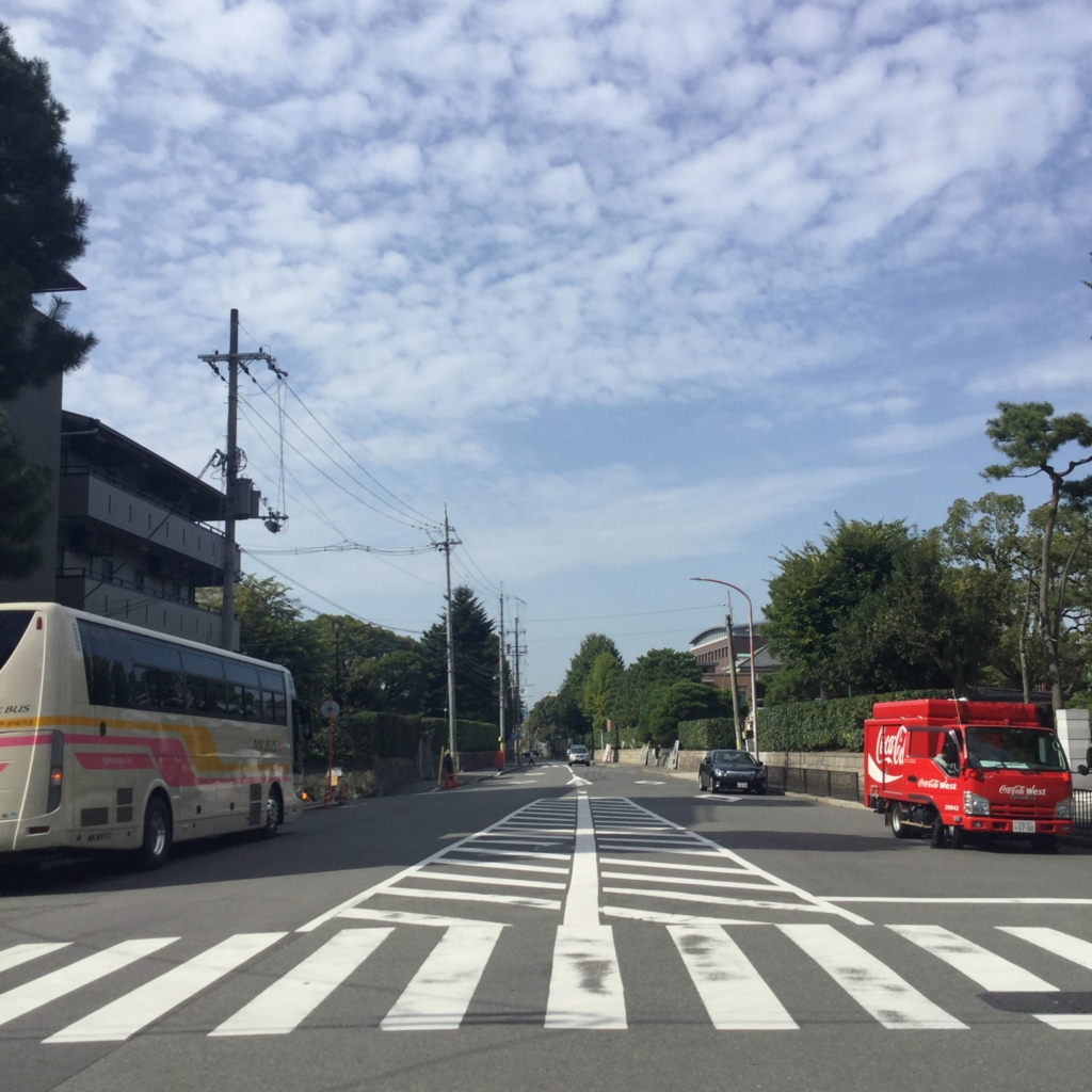f:id:a_handful_of_seeds:20161105130244j:plain 吉田神社東一条通より鴨川鴨川方面