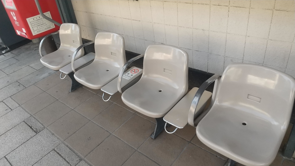 駅前ベンチ