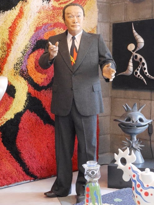 岡本太郎立像(?)