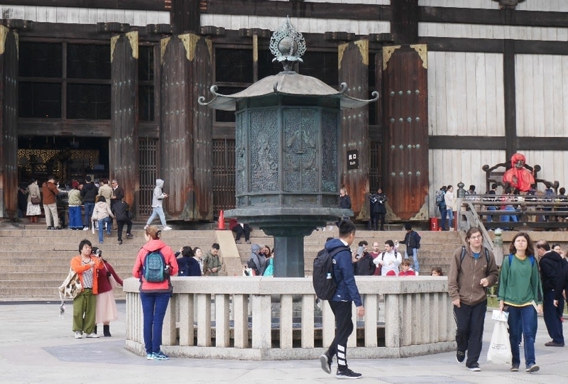 大仏殿前の八角灯籠