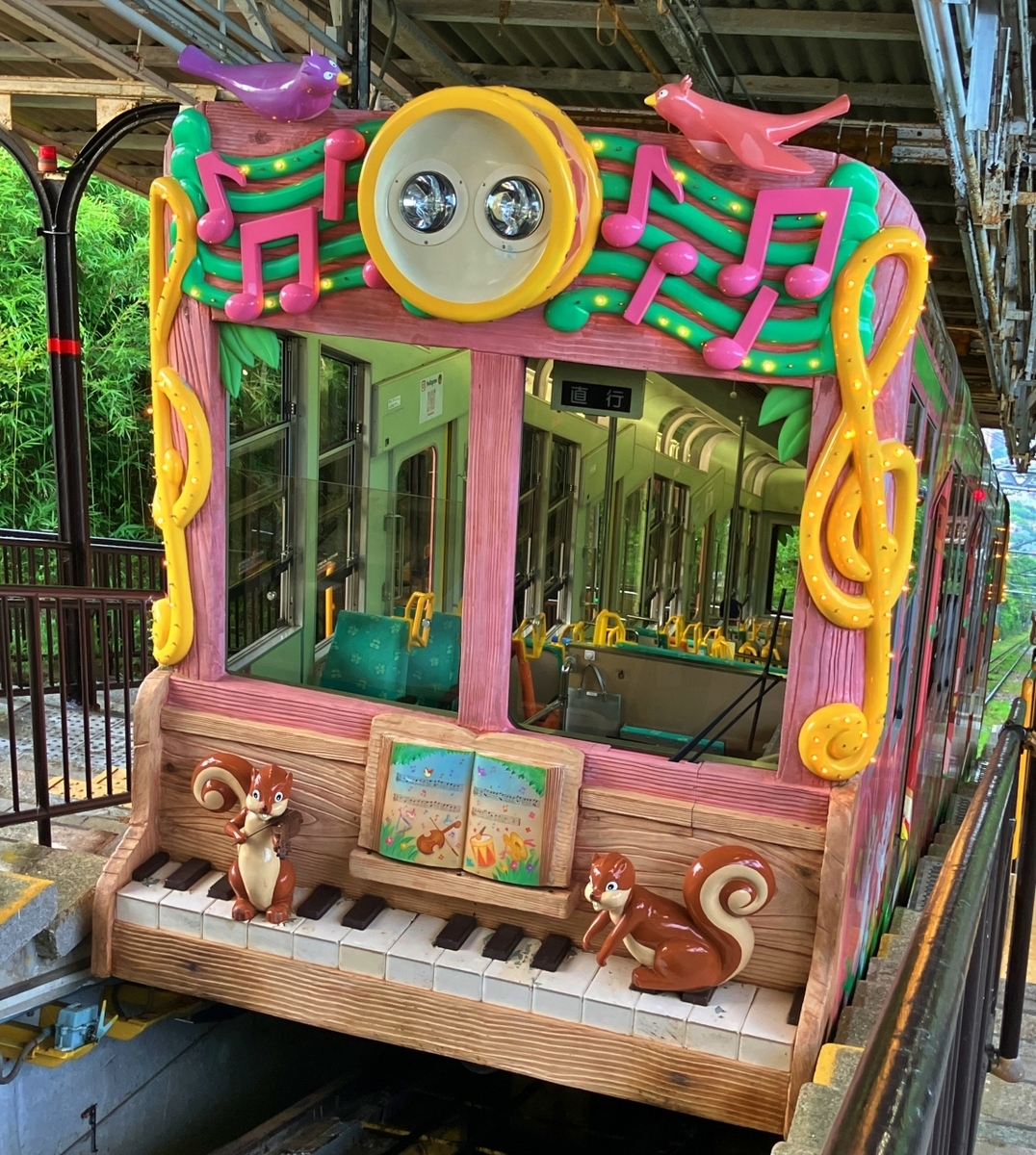 音符が散りばめられたピンク色の装飾的な車体前面がピアノになっており、リスが鍵盤の上で演奏している