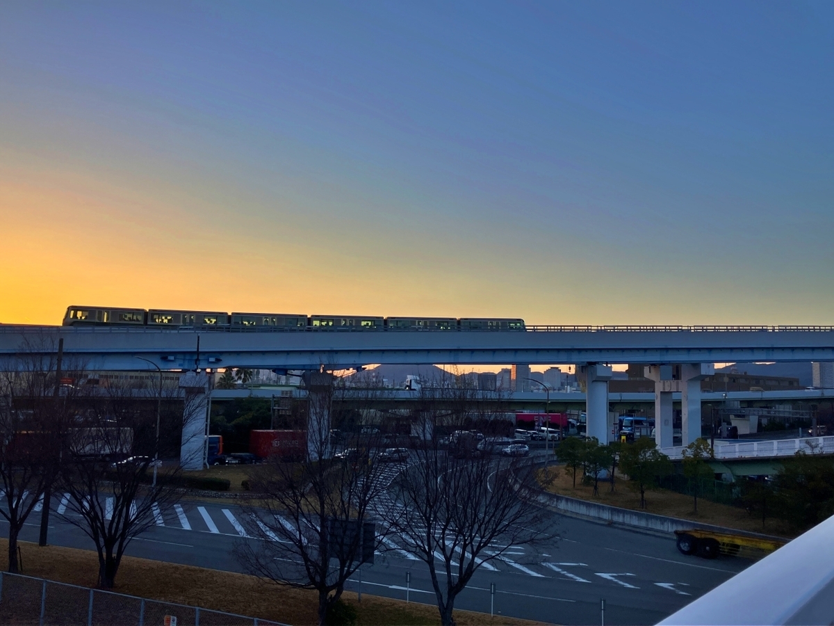 夕日をバックに駆け抜けるモノレール
