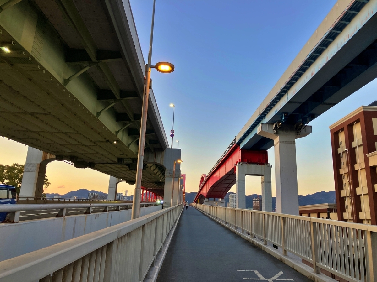 ポートライナーの高架とポートアイランドへ渡る橋の横の歩道橋