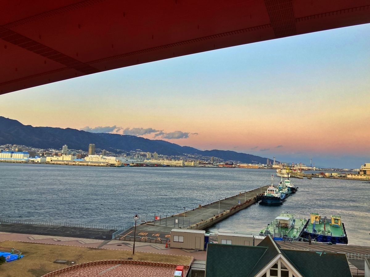 小さめの船が停泊する港