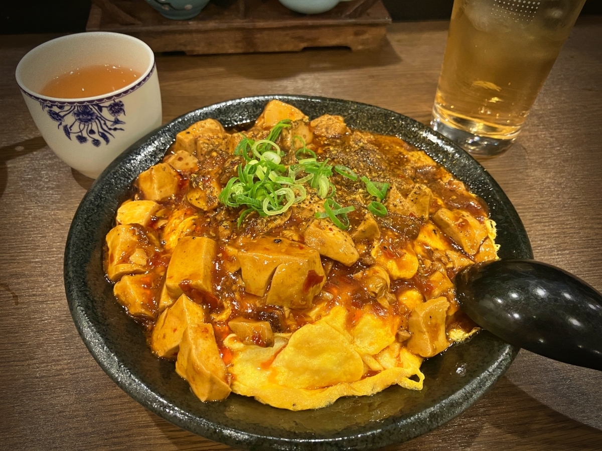 ボリューミーな天津麻婆丼と湯呑みの茶