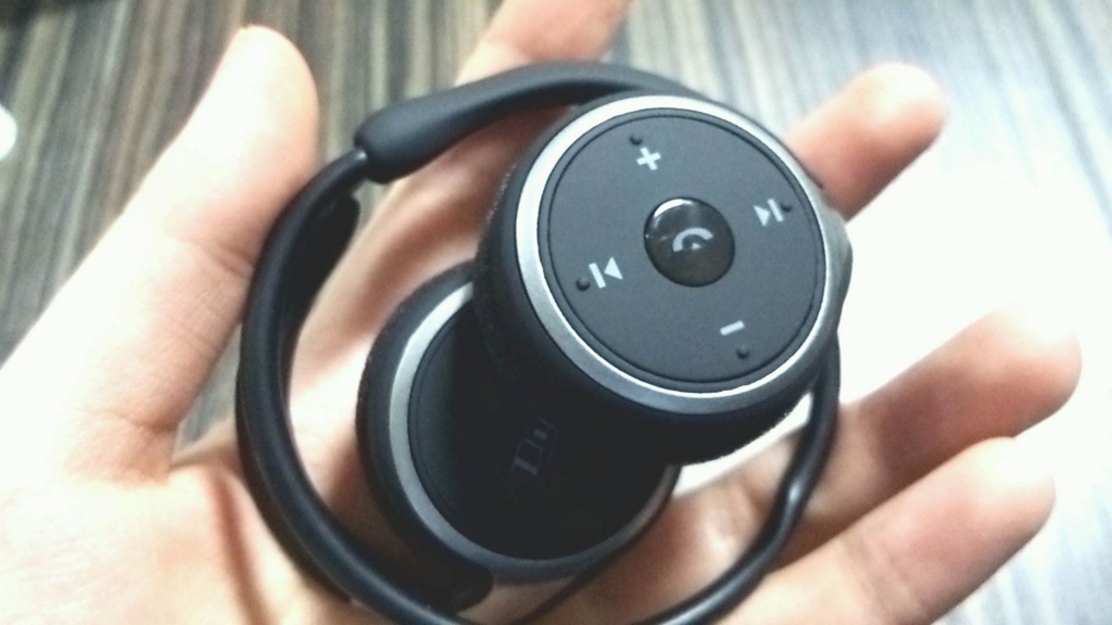 Dylan Bluetooth イヤホン CVC 6.0ノイズキャンセル機能搭載 高音質 ランニング仕様 耐水 イヤホン bluetooth ワイヤレス イヤホン bluetooth ヘッドホン ヘッドセット イヤフォン ヘッドフォン (ブラック)を持つ手