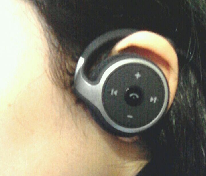 Dylan Bluetooth イヤホン CVC 6.0ノイズキャンセル機能搭載 高音質 ランニング仕様 耐水 イヤホン bluetooth ワイヤレス イヤホン bluetooth ヘッドホン ヘッドセット イヤフォン ヘッドフォン (ブラック)装着画像