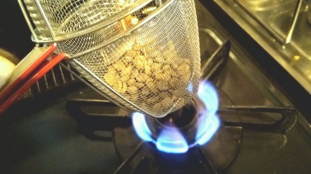 f:id:aaafrog:20160509192325j:plain ザルに入れたコーヒー生豆をコンロで焙煎する