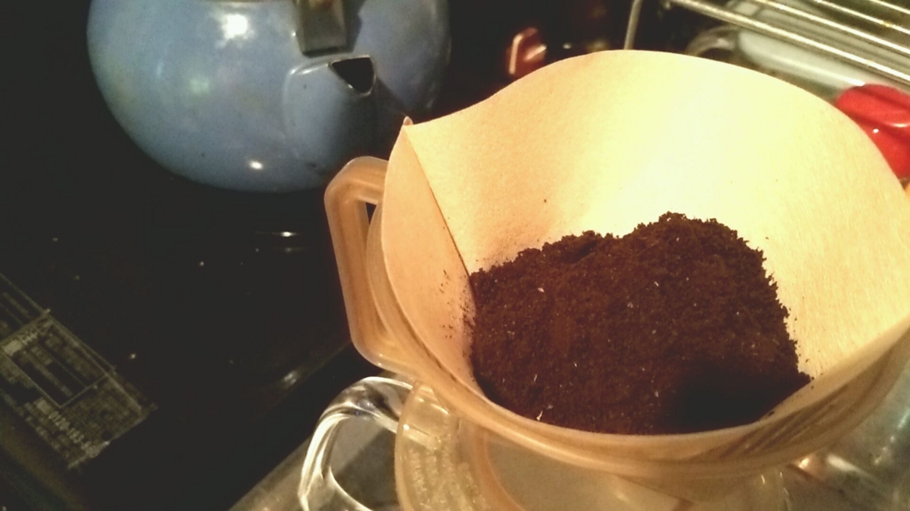 f:id:aaafrog:20160509193548j:plain 挽いたコーヒーをフィルタに入れた